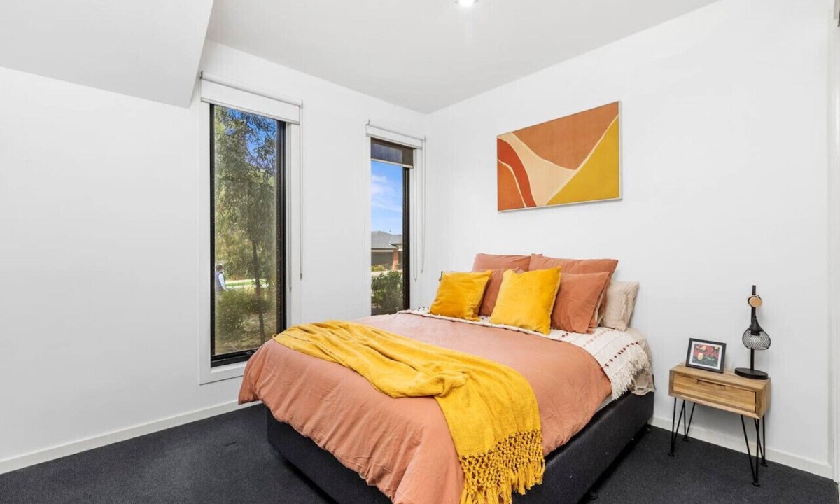 Curlewis House | Bayview- Sleeps 14, Aircon, Garage, Pets welcome!