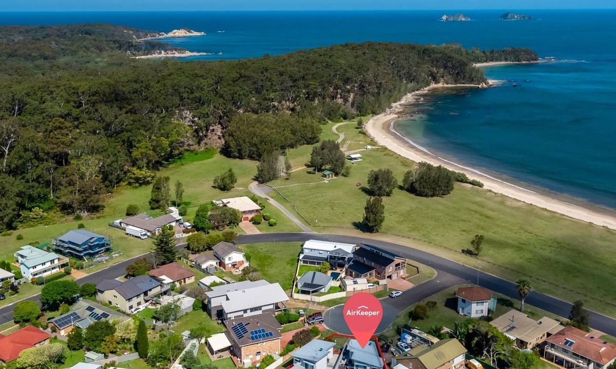 Maloneys Beach House | Beach Across the Lane Maloneys Hideaway