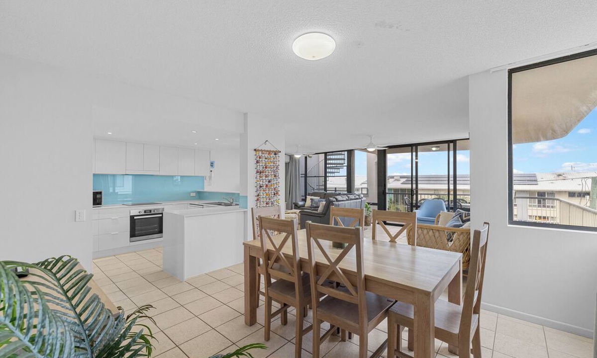 Marcoola Apartment | Beach Days - Rooftop Jacuzzi with Ocean views - Sleep 8 people.