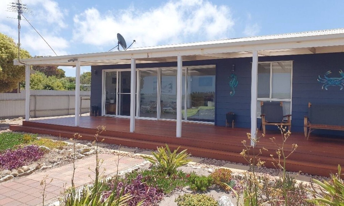 Melville House | Beach Front Blue - Absolute beachfront holiday home *OFF PEAK SPECIAL*