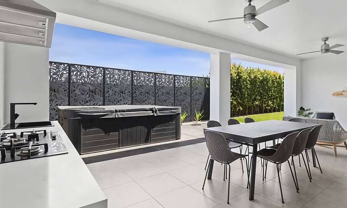 Tomakin House | Beach Haven - Walk to the beach. BYO Linen