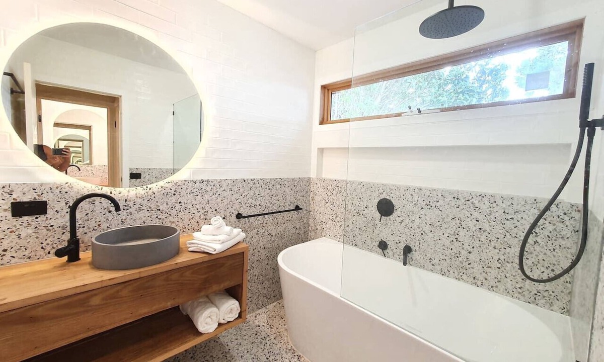 Wimbledon Heights House | Beach Shack near Grand Prix track. Dog friendly.