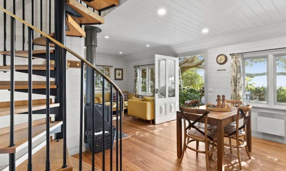 Portarlington Cottage | Beachfront Cottage - COTON COTTAGE - Sleeps 6!
