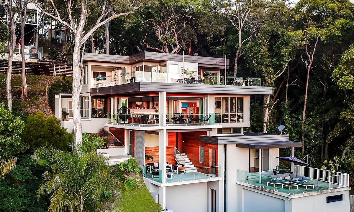 Currumbin House | Beachfront Currumbin home, sleeps 8 · Rooftop terrace, fire pit, ocean views