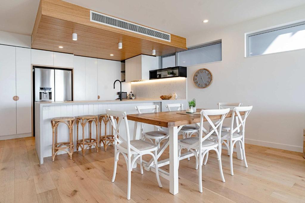 Alexandra Headland Apartment | Beachfront Escape at Beach Life with Ocean Views