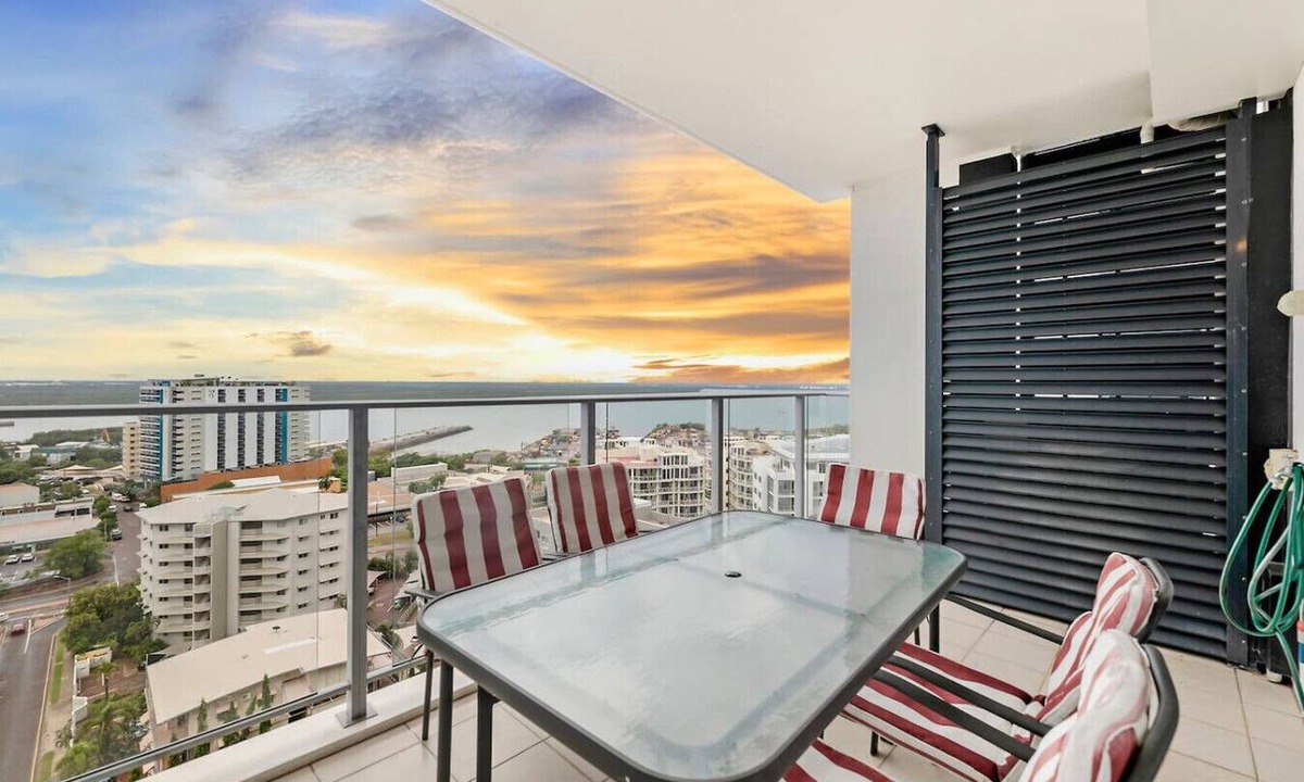 Darwin City Centre Condo | Beachfront Haven: Sea View ~ Pool ~ Outdoor Dining