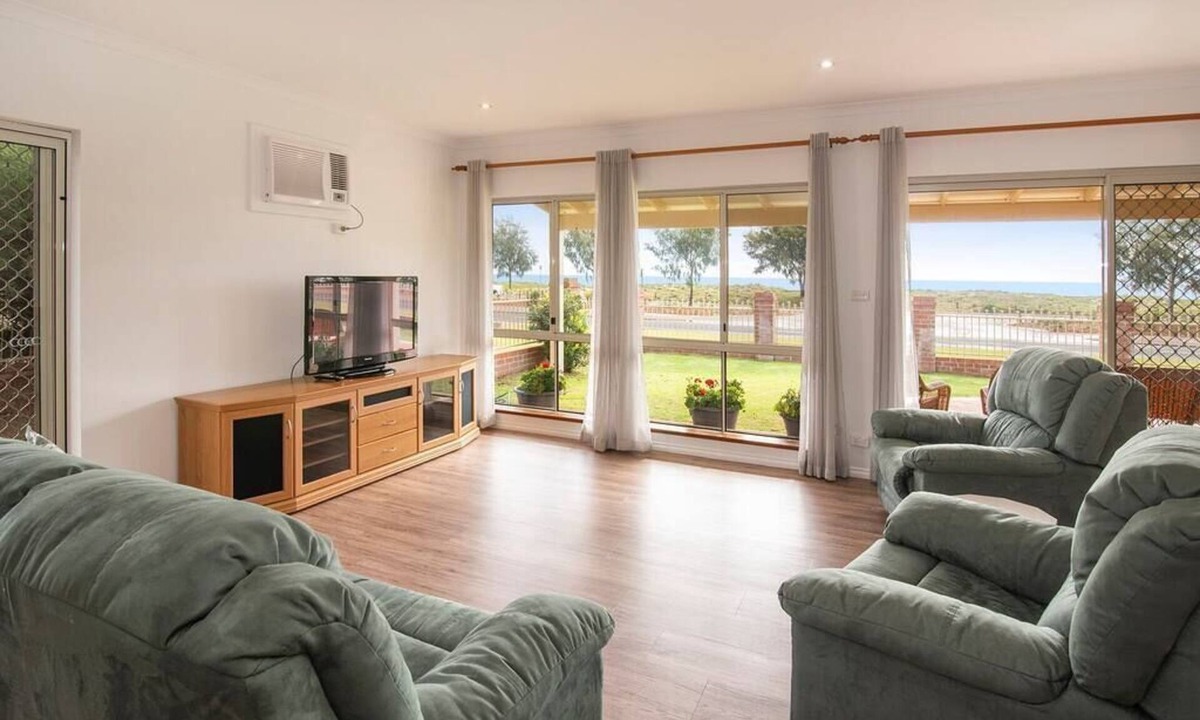 West Busselton House | Beachfront home Busselton- Jetty Views