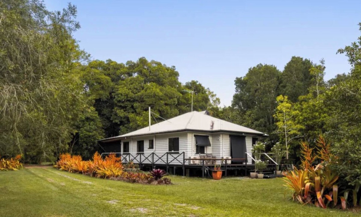 Beachmere House | Beachmere Escape - Unique and Tranquil. Just what you need. Book now!