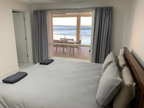 Ripon Apartment | Beachside & Jetty View 1 - Admirals Apartment
