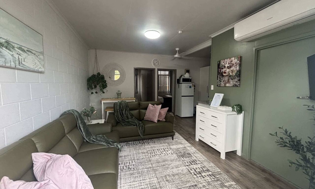 Slade Point Apartment | Beachside Slade Pt, Walk to Seabreeze Hotel