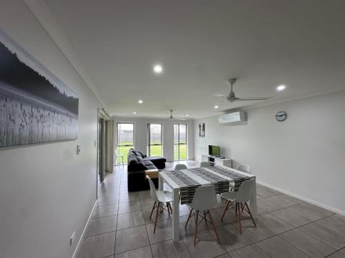 Ningi House | Beautiful 4 bdr house - Sandstone point, Bribie