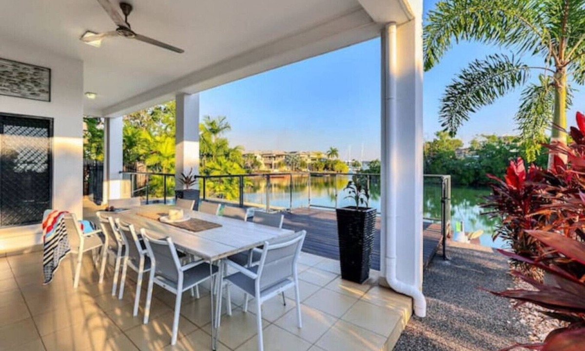 Bayview House | Beautiful Bayview King Beds Pool Water frontage