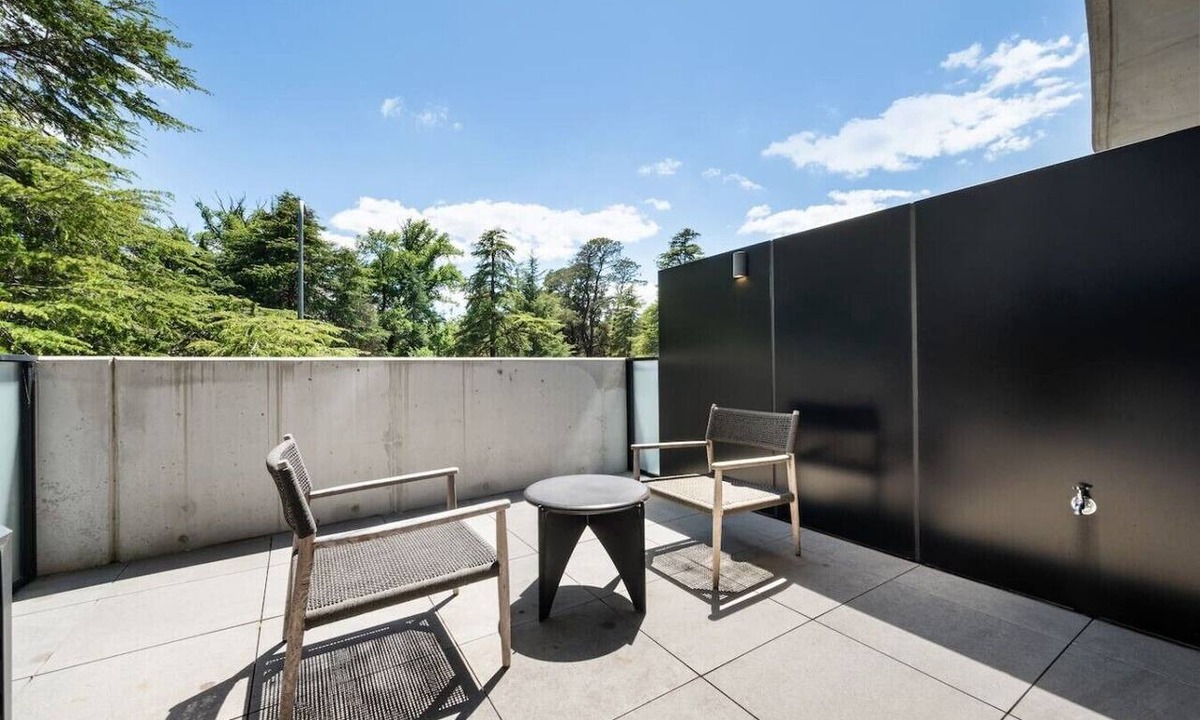 Braddon Apartment | Beautiful Studio Apt w/Haig Park Views & Parking!