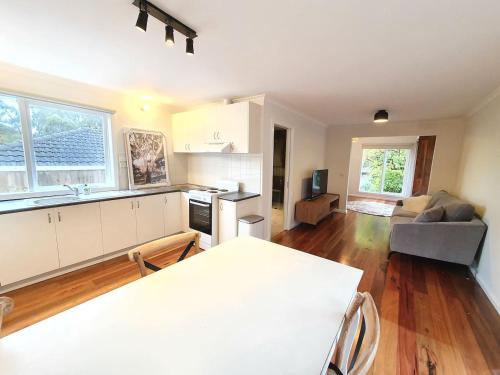 Croydon North House | Between the Yarra Valley, City, wineries. Pets