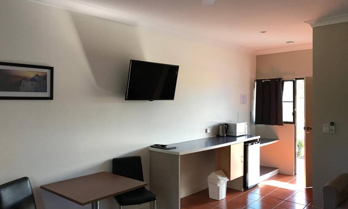 Bowen Hotel | Birch Motel Bowen