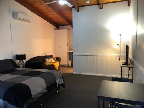 Tumbarumba Apartment | Black Range Lodge, Tumbarumba - Queen and King Single Room