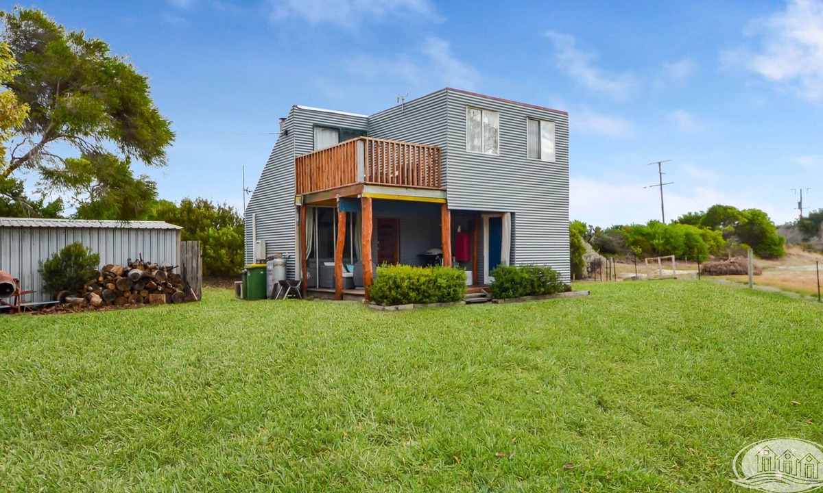 Allestree Cottage | Boat friendly, affordable beach shack accommodation on Dutton Way coastline.