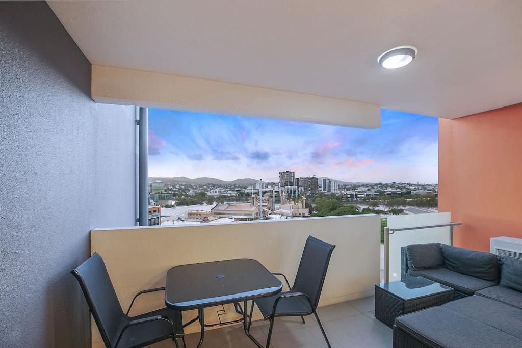 South Brisbane Apartment | Boundless Horizons - Stylish Comfort & City Views