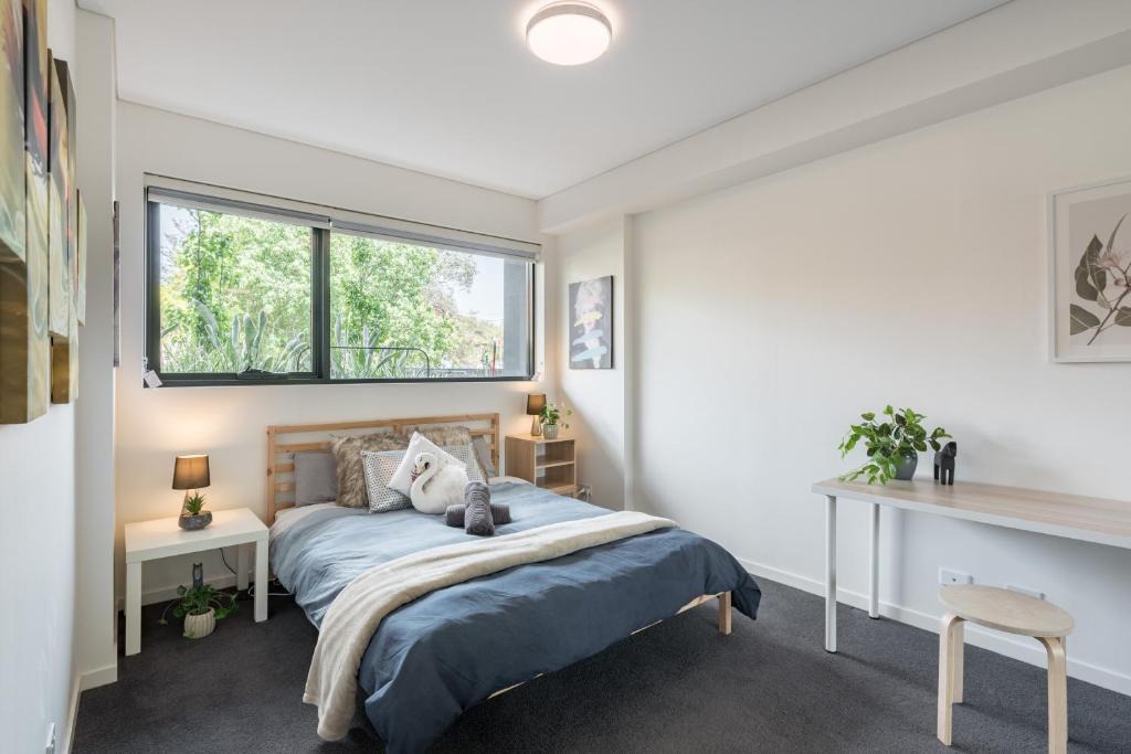 Homebush Apartment | BRAND NEW! 1BR + Study Apt in Homebush Sleeps 5