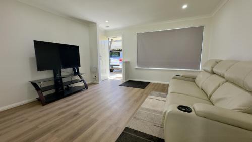 South Kalgoorlie House | Brand-New Unit in a Modern Complex – Your Perfect Getaway!