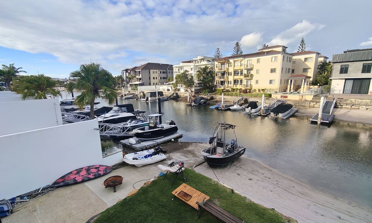 Runaway Bay Apartment | Bridge free waterfront Escape