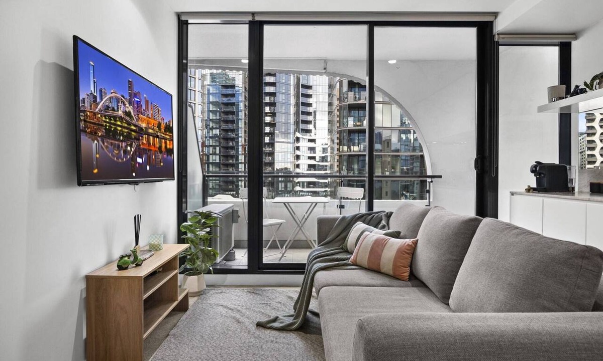 South Melbourne Apartment | Bright 2-Bed Apartment Near South Melbourne