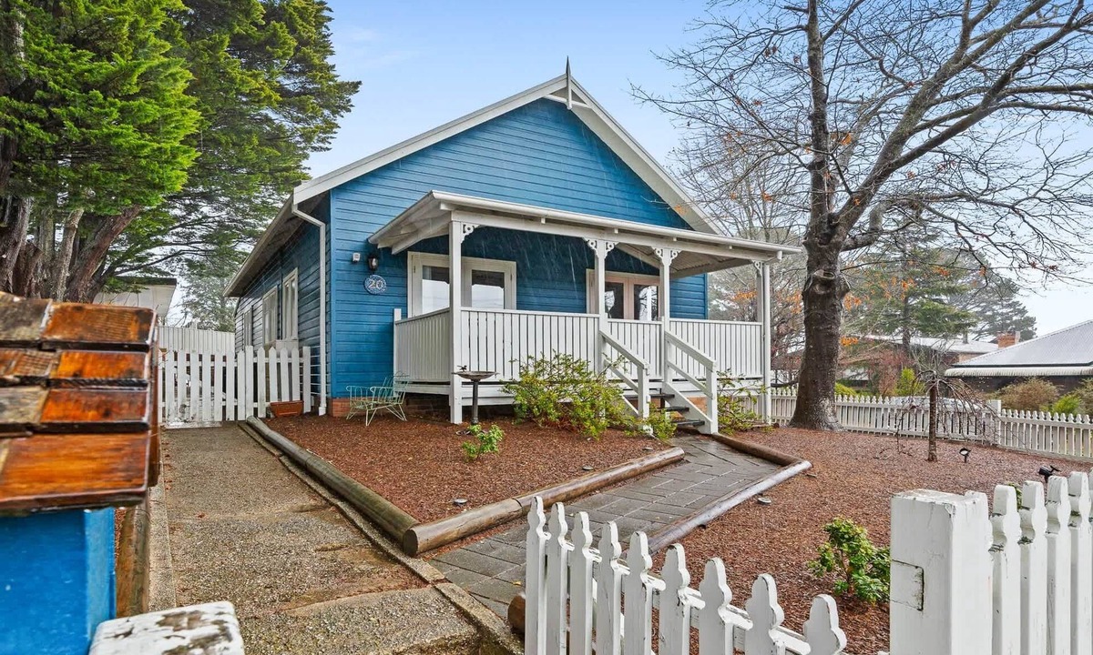 Blackheath House | Bright 3-Bed House with Garden, BBQ & Fireplace