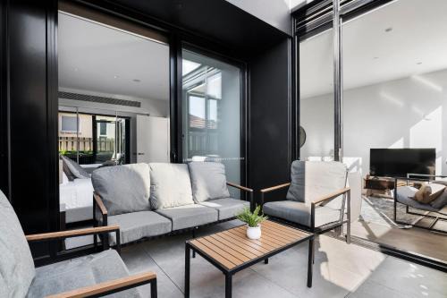 Malvern East Apartment | Bright and Modern 1BR Apt with Balcony and Parking