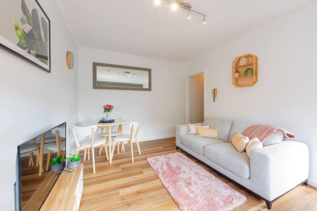 Balaclava Apartment | Bright and Sunny Gem on Hotham