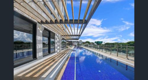 Spring Hill Apartment | Bright CBD 2 bedroom resort-style escape