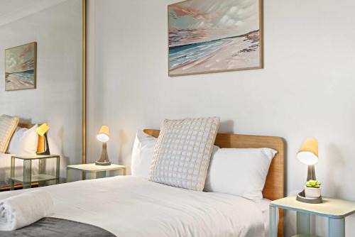 Marayong House | Bright & Comfy Double Room - Cozy and Well-Connected - Shared Bathroom and Amenities