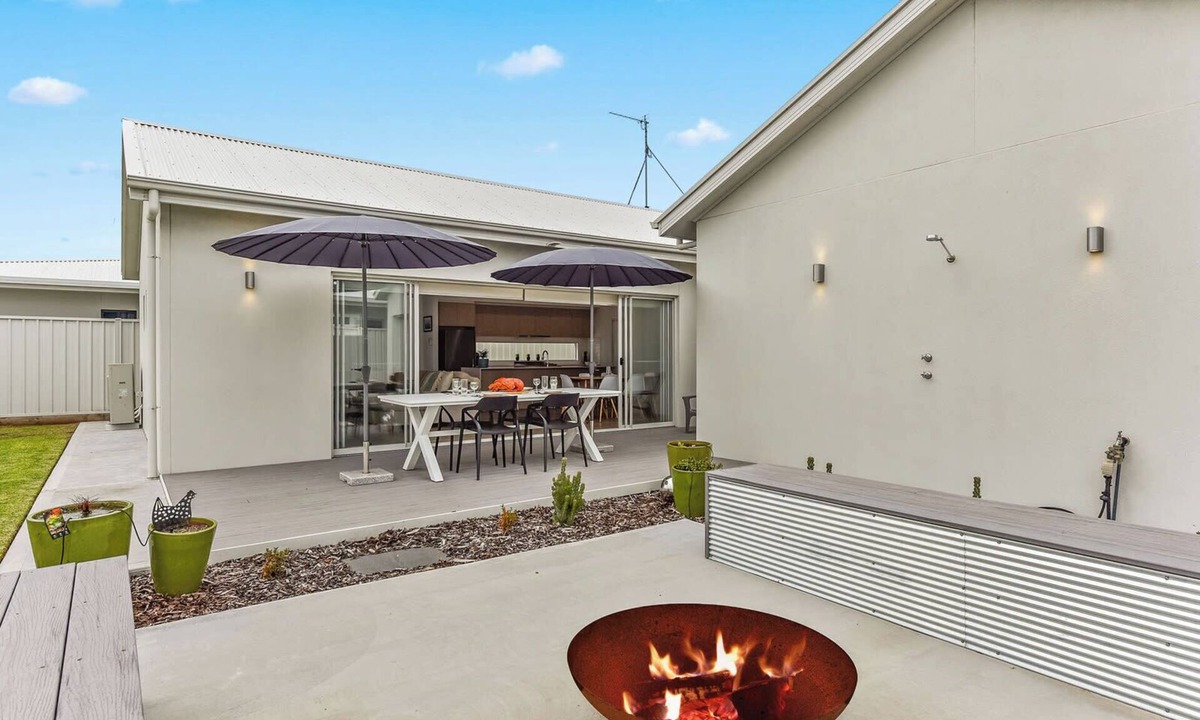 Waterhouse House | Bright & Easy - Avail. Oct LWknd - Pet Friendly Outside 7 Cobb n Co Way Robe