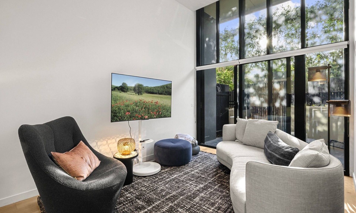 Brunswick East Apartment | Bright Inner-North Stay with Pool Access