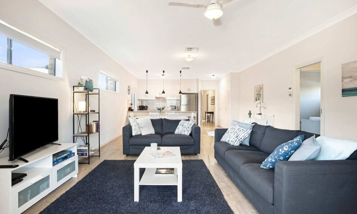 Goolwa House | Brooking’s Perch - Riverside Stay near Cafés & Wharf