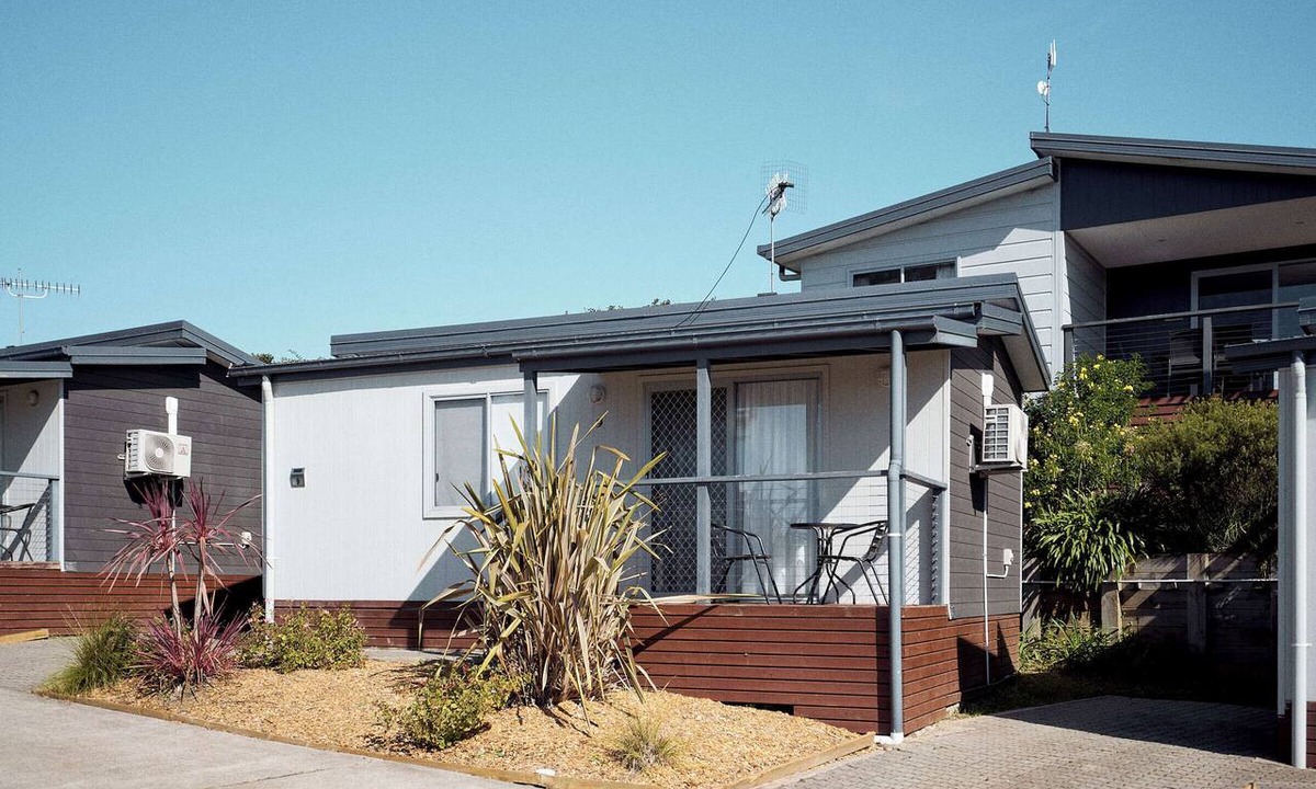 Mollymook Cabin | Brooman 9 - Self-Contained Cabin with Covered Deck