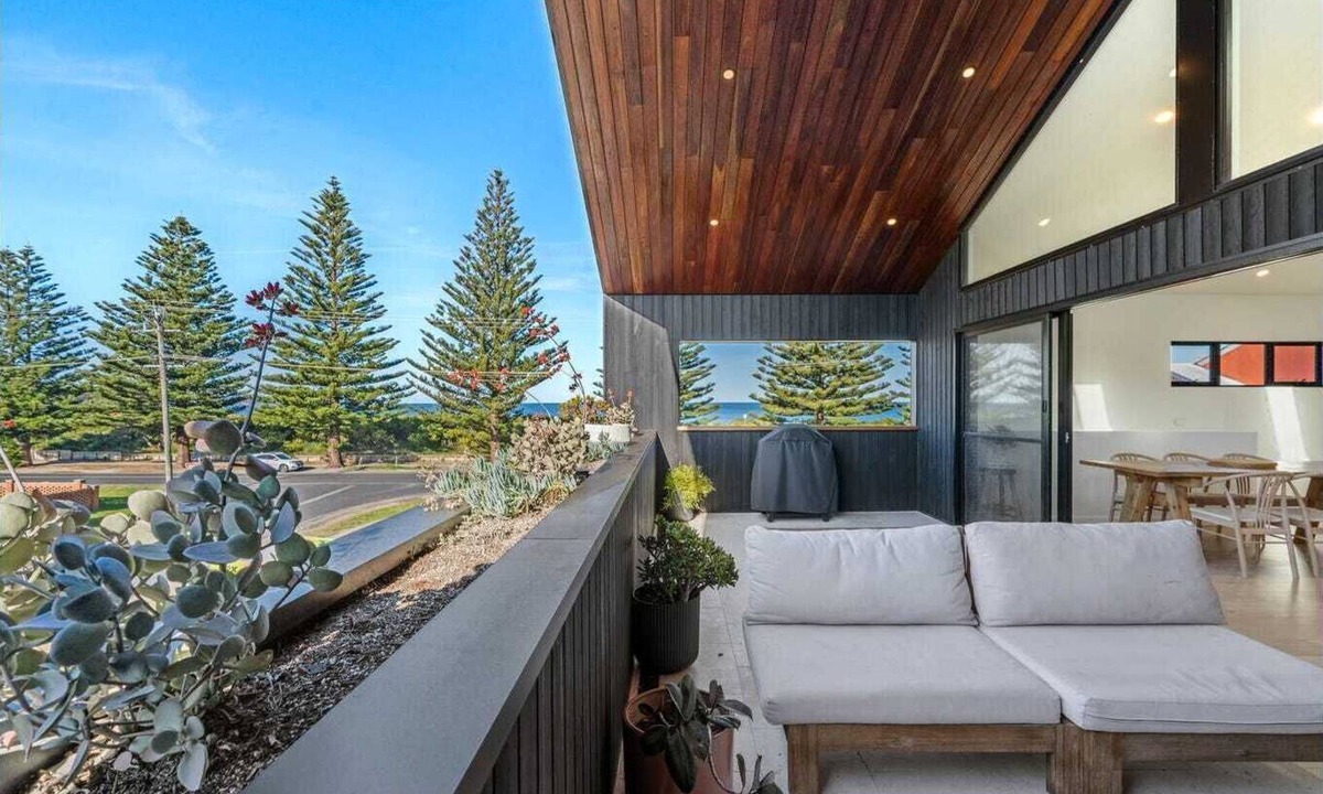 Broulee House | Broulee retreat across road from beachfront, pool, 5min walk to local shops.