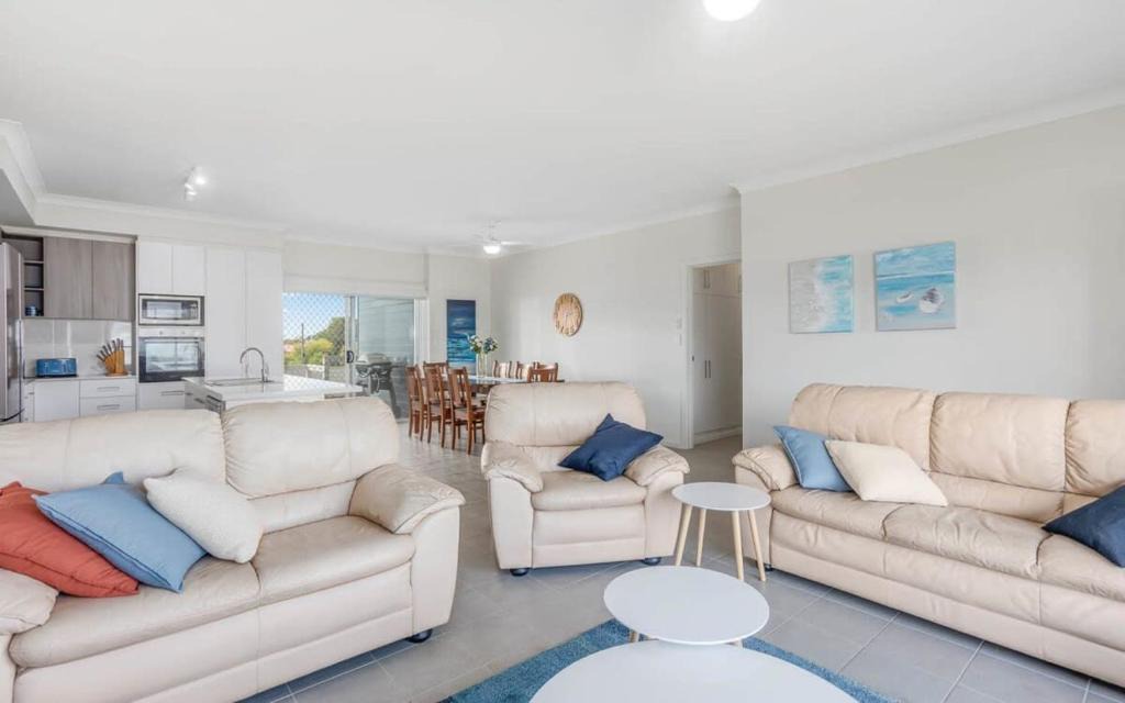 Goolwa Beach House | Bryant Blue 10 Bryant Crescent, Goolwa Beach Light-Filled Family Beach House Walk to Goolwa Beach Sleeps 10 Pets Negotiable