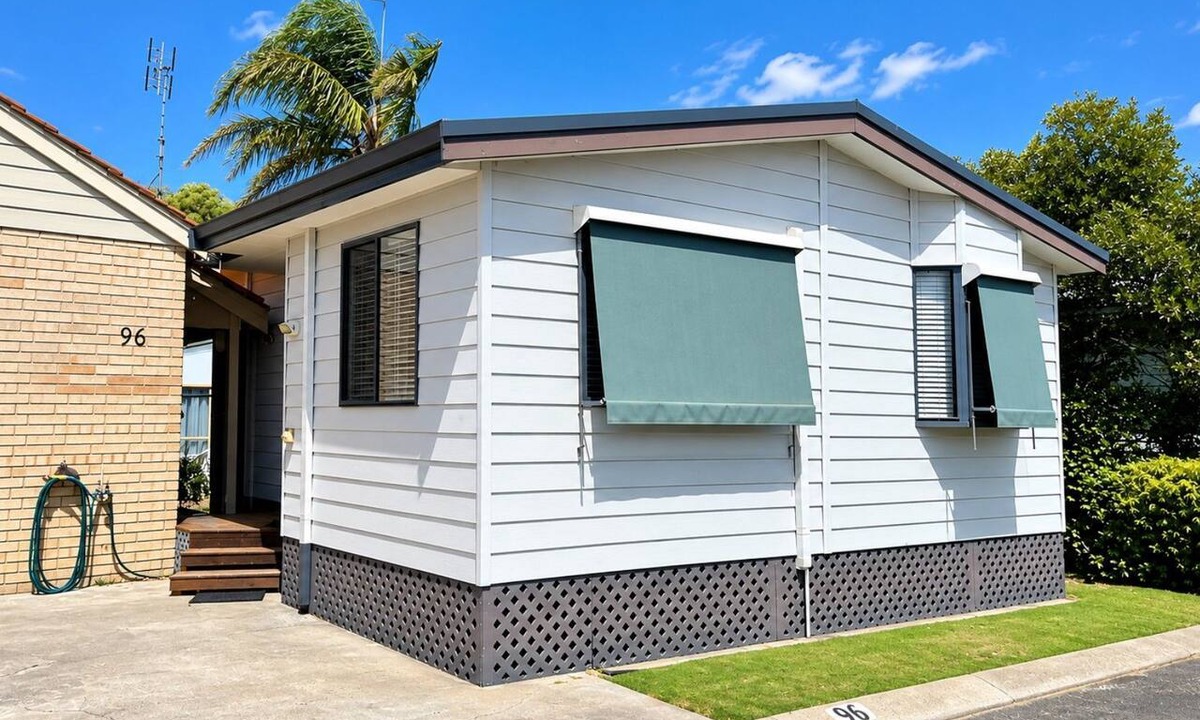 Broadwater Cabin | Budgie Smuggler - Cabin 96 GBHP