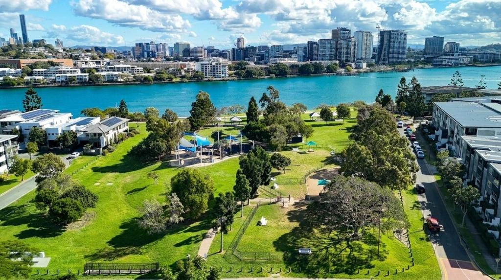 Bulimba Apartment | Bulimba Apartment - Ferry Access - Near Oxford St - Sleeps 8 - Baby & Work Ready