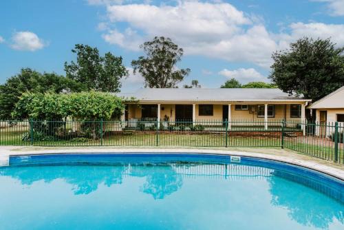 Central Mudgee House | Burrundulla Farmhouse - Tranquil Country Allure