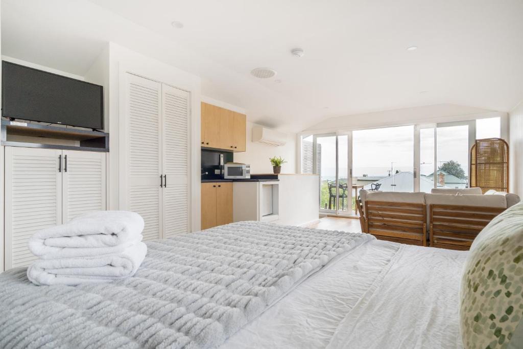 Mornington House | By The Seaside