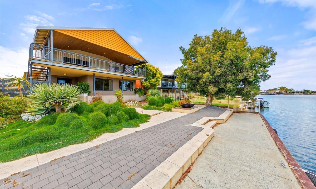 South Yunderup House | BYO Boat South Yunderup Canal Home w Private Jetty