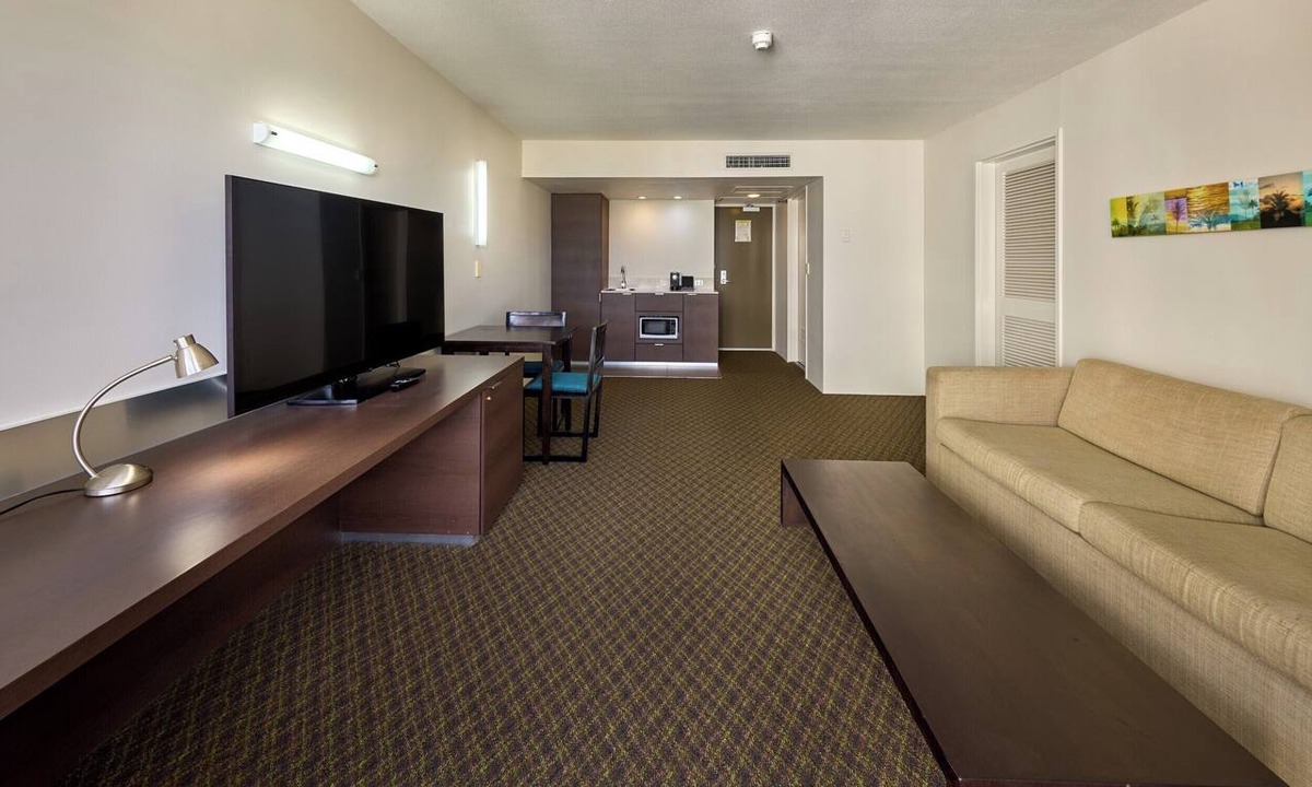 Cairns North Hotel | Cairns Harbourside Hotel