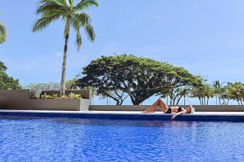 Cairns North Hotel | Cairns Harbourside Hotel