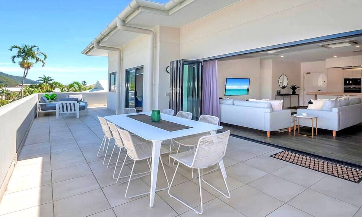 Cairns North Apartment | Cairns North 4-Bed with Outdoor Dining & Pool