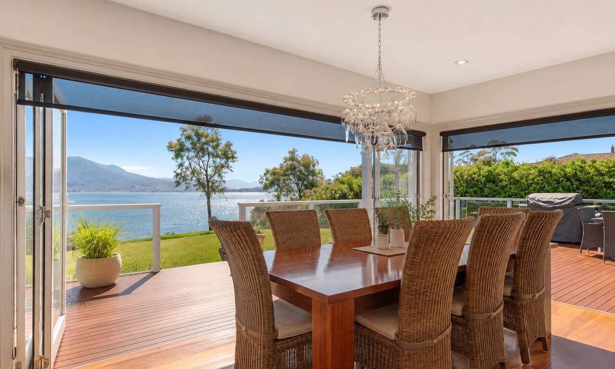 Tranmere House | "Casa Con Vista" Luxury Waterfront Home-Sleeps 10.