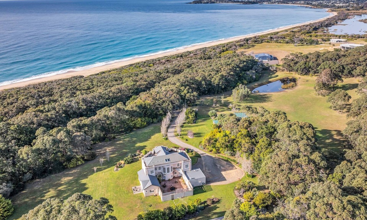 Wallaga Lake Ski Chalet | Castle by the Sea - Tilba Road 26