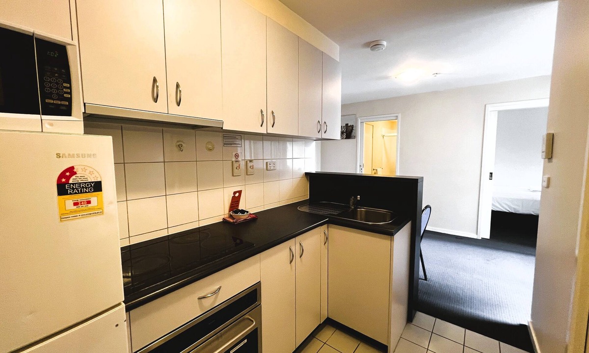 Carlton South Apartment | Central CBD Apartment for 5 | Free WiFi | On Site Parking Available