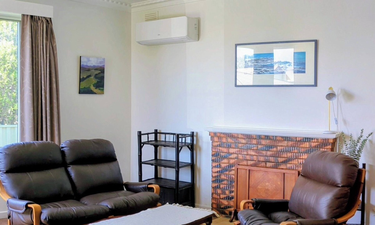 Portland Apartment | Central granny flat, a short walk to the beach, cafes and town centre.