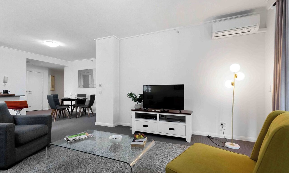 North Sydney Apartment | Central modern North Sydney 2 bed apartment with gym and pool